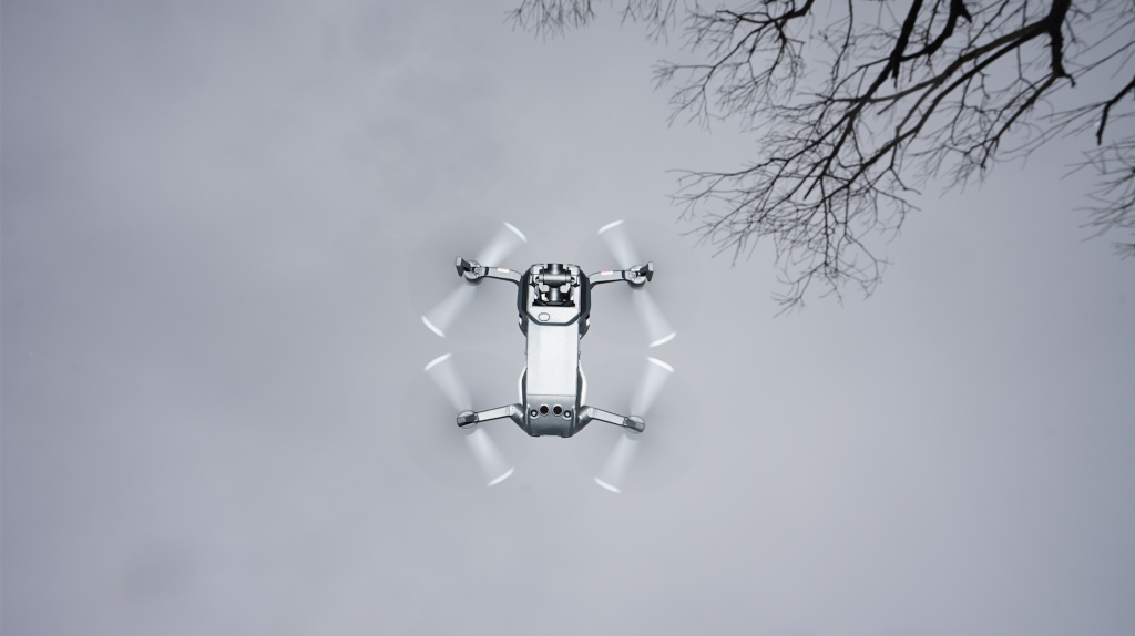MavicAIRが空を飛んでいる様子