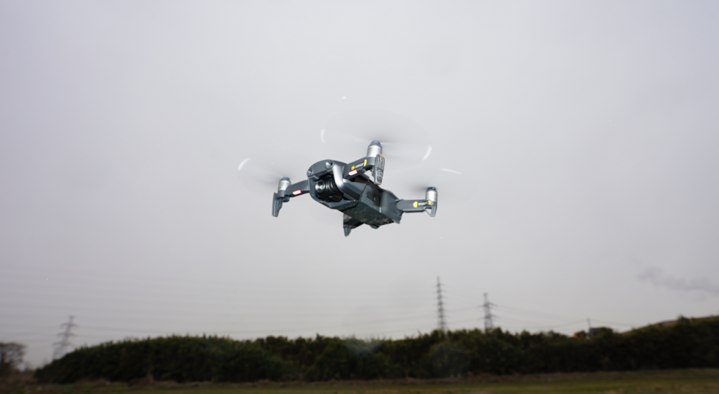 MavicAIRが空を飛んでいる様子