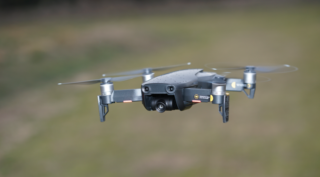 MavicAIRが空を飛んでいる様子