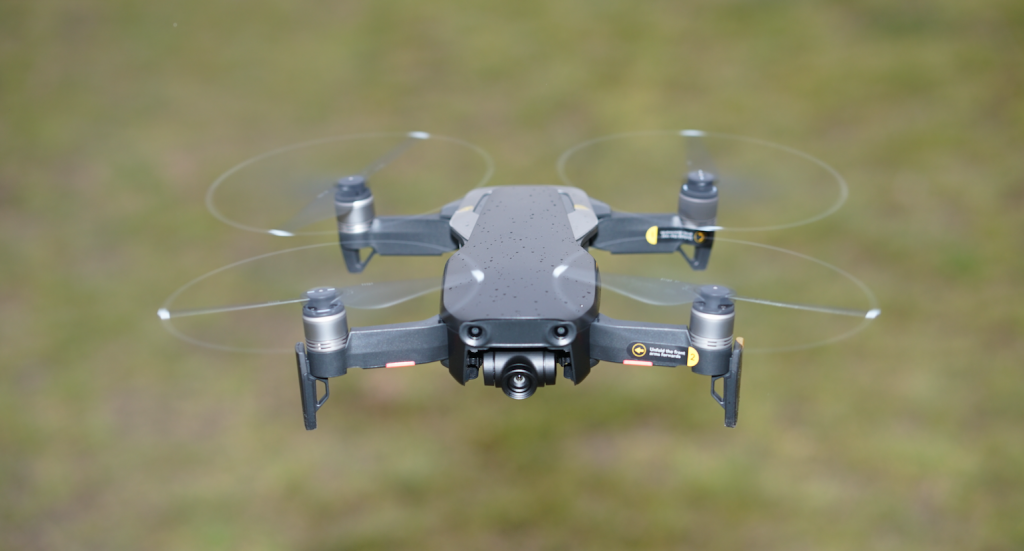 MavicAIRが空を飛んでいる様子