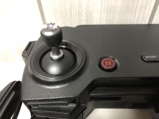 MavicAIRが空を飛んでいる様子