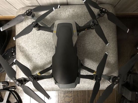 MavicAIRが空を飛んでいる様子